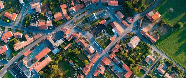Netze in der Nachbarschaft zur gemeinsamen Wärmeversorgung sieht man in Deutschland im Gegensatz zu Verkehrswegen selten. Schade, denn bei passender Organisation stellen sie eine Alternative bei der Heizungsmodernisierung dar – und für die Energieberatung ein neues Aufgabenfeld.
