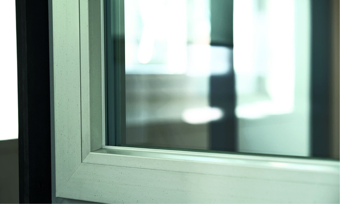 Das Greta-Fenster bringt laut Anbieter mit seiner sichtbetonartigen Oberflächenbeschaffenheit eine haptische Facette in die Architektur.