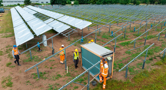 Die Bauleute haben ihre Arbeit in Leipzig-Lausen begonnen und montieren die Röhrenkollektoren für das Solarheizkraftwerk.