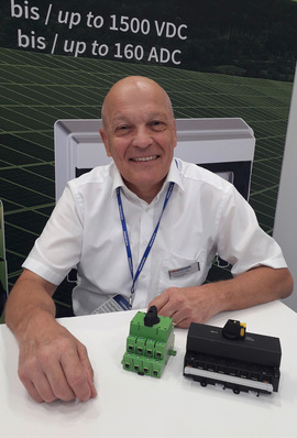 Stolz präsentiert Siegfried Glaser den neuen Netzumschalter MLU1 von Merz Schaltgeräte.