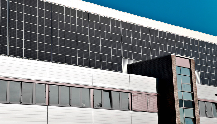 Industriefassaden sind perfekt für die Integration von Solarmodulen. Denn die Fläche ist oft so groß, wie der ­Strombedarf der Unternehmen.