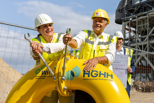 Bundeswirtschaftsminister Robert Habeck verbindet symbolisch eine Wasserstoff-Leitung. 