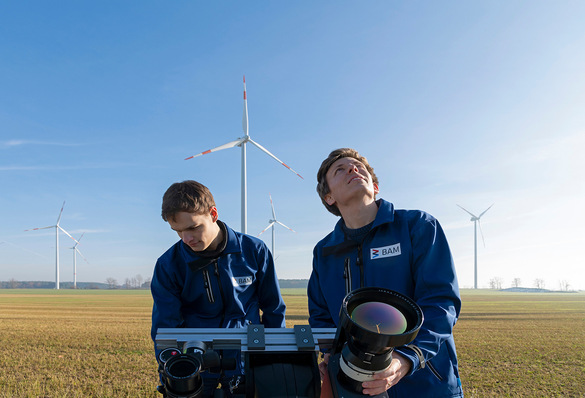 Passive Thermografie von Windkraftanlagen zur Detektion von Schäden in Rotorblättern: Michael Stamm (r) und Ludwig Rooch  bei der Messung in einem brandenburgischen Windpark.