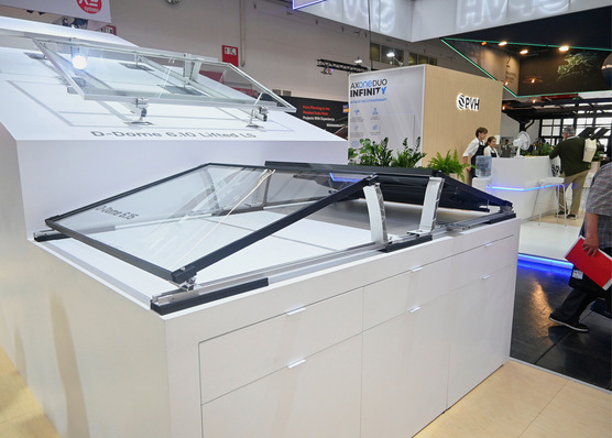 Auf der Intersolar waren neue Montagesysteme für Flachdächer zu sehen. K2 Systems hat unter anderem ein System mit einem höheren ­Anstellwinkel für die Module gezeigt.