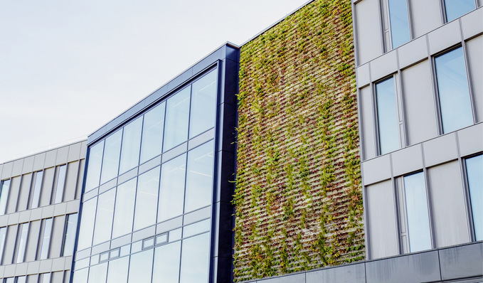 1 An der Fassade des neuen Bürogebäudes von Drees & Sommer an den Oberen Waldplätzen in Stuttgart gewährleisten PV-Module die regenerative Energieversorgung, während ein kleiner Teil von rund 100 m2  als Grünfassade ausgebildet ist, die sich wie ein hängender Blühgarten über drei Geschosse erstreckt.