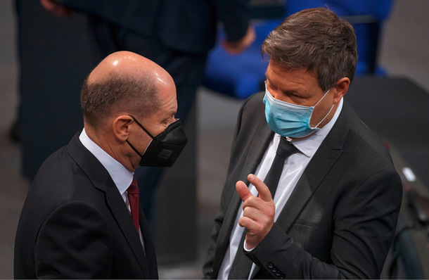 Bundeskanzler Olaf Scholz und Bundeswirtschaftsminister Robert Habeck (r.)