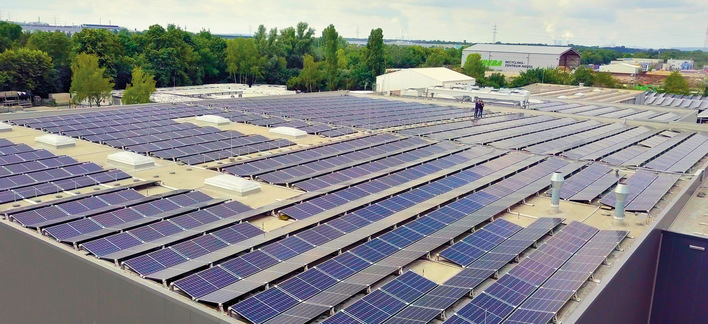 Der Gärtnerei- und Konfektionsbetrieb Herrmann Kräuter verfügt über eine PV-Anlage mit 416 kW und zusätzlich einen modular erweiterbaren Speicher mit einer Kapazität von 207 kWh.