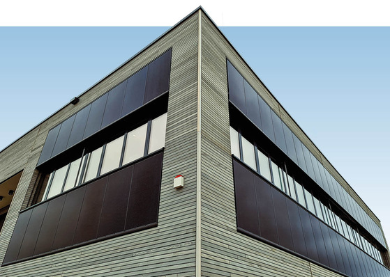 Photovoltaik auf dem Dach und an der Fassade bildet den Kern der Anlagentechnik bei diesem Nichtwohngebäude.
