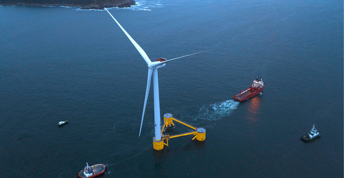 Turbinenausfahrt für schwimmenden Pilotwindpark Windfloat Atlantic vor Portugal 2020. Jetzt plant das Land mehr schwimmende Windkraft.
