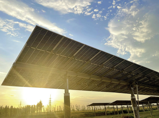 Die Module werden immer effizienter, aber auch größer. Für die Freiflächeninstallation ist das kein Problem. Aber auf dem Dach wird es eine Herausforderung.