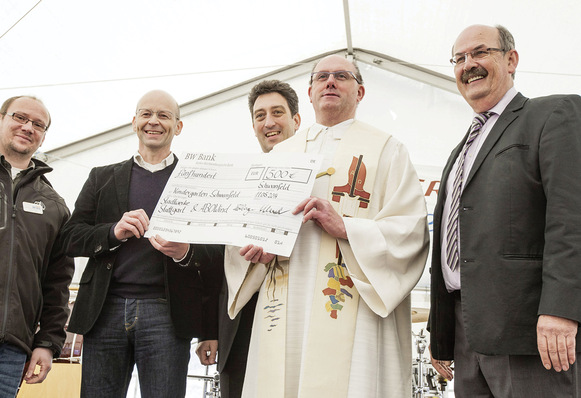 Einweihung und ­Bürgerfest auf dem Gelände des fränkischen Windparks Schwanfeld 2014, in das die Stadtwerke Stuttgart investiert hatten. In der Mitte der ­damalige Stadtwerke-Stuttgart-Chef Michael Maxelon.