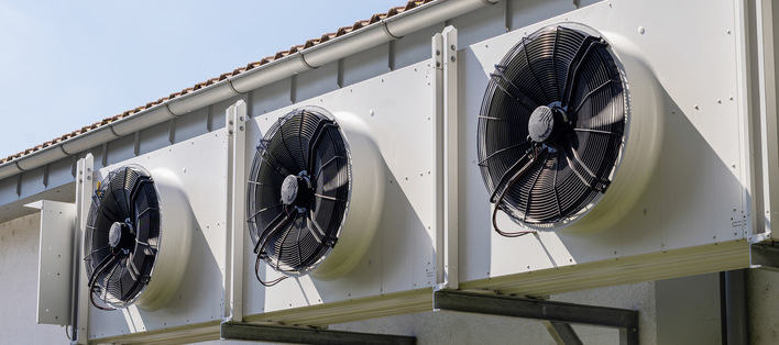 Klimaanlagen sollen eine gesunde Raumluft garantieren. Damit sie die Aufgabe energieeffizient lösen, müssen größere Systeme regelmäßig auf ihren E­nergieverbrauch hin kontrolliert werden. Das schreibt das Gebäudeenergiegesetz vor. Doch die Regelungen bedürfen einer Verbesserung.