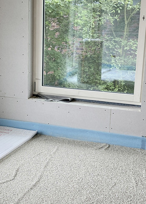 Fertig eingebaute Bisotherm­-Schüttung – links im Bild die Trägerplatte für die Fußbodenheizung.