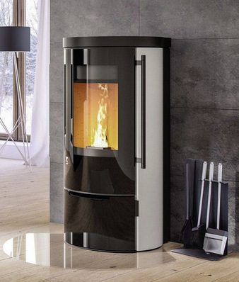 Der Pelletsofen Aprica 2 Pellet erwärmt mit der Hitze des Feuers die Umgebungsluft und strahlt sie gleichzeitig über seinen Korpus ab.