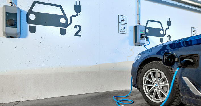 In Deutschland müssen in Neubauten mit mehr als fünf Stellplätzen Ladepunkte errichtet oder die dafür erforderliche Infrastruktur vorgehalten werden.