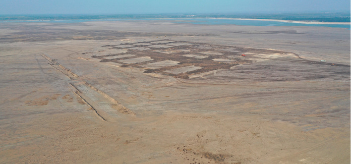 Vorbereitung für eine Floating-PV-Anlage an einem ehema﻿ligen Tagebaustandort, der geflutet wird.