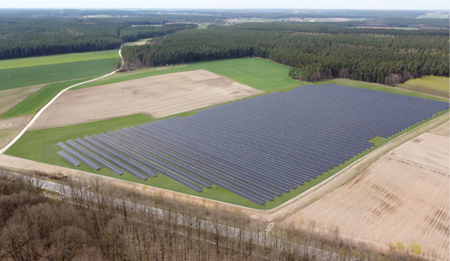 Mit diesem Solarpark in Kammerstein deckt Schaeffler einen Teil seines Strombedarfs ab.