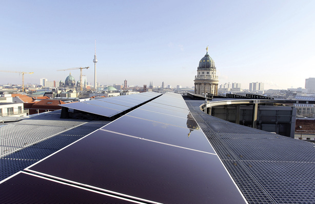 Noch werden viel zu wenige Dächer in Berlin für Photovoltaik genutzt. Das soll sich mit der Solarpflicht ändern.