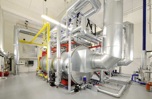 1 Bisher kann die Kommunikationsstrategie nur bei wenigen FVU als zeitgemäß oder fortschrittlich bezeichnet werden. Positive Beispiele finden sich etwa in Bremen, Frankfurt/Main und Hanau. So führten die Stadtwerke Hanau GmbH (SWH) bereits vor Jahren – und somit freiwillig vor der letzten AVB-Reform auf eigene Initiative – ein transparentes Berichtswesen ein, welches für den Kunden die tatsächlich verwendeten Brennstoffe anteilig erkennen lässt und zudem auch zwischen Eigenerzeugung und Fremdbezug unterscheidet („Hanauer Modell“: www.stadtwerke-hanau.de/produkte/waerme).