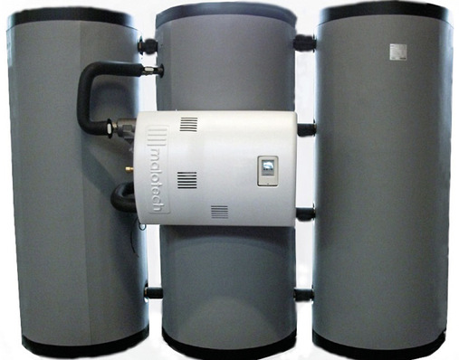 Über flachdichtende kommunizierende Anschlüsse lässt sich ein Schichtspeicher Typ K mit bis zu vier weiteren Wärmetanks verbinden.