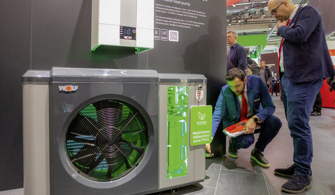 Die Heizungsbranche kümmert sich um die Zukunft ökologischen Heizens: Eine von vielen neuen Wärmepumpen, die es auf der internationalen SHK-Fachmesse ISH in Frankfurt zu sehen gab.