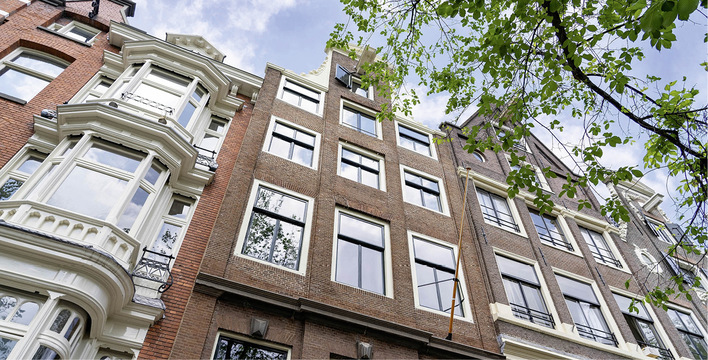 Fineo-Vakuumglas ersetzt in einem Hotel im niederländischen Amsterdam die alten Scheiben, was der historischen Fassade einen zeitgemäßen Dämmwert verschafft. Die originalen Profile und Rahmen konnten erhalten bleiben.