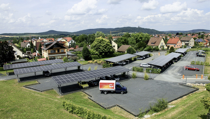 Mit der solaren Überdachung von Parkplätzen gelingt der Photovoltaik­zubau ohne zusätzliche Versiegelung von Flächen.