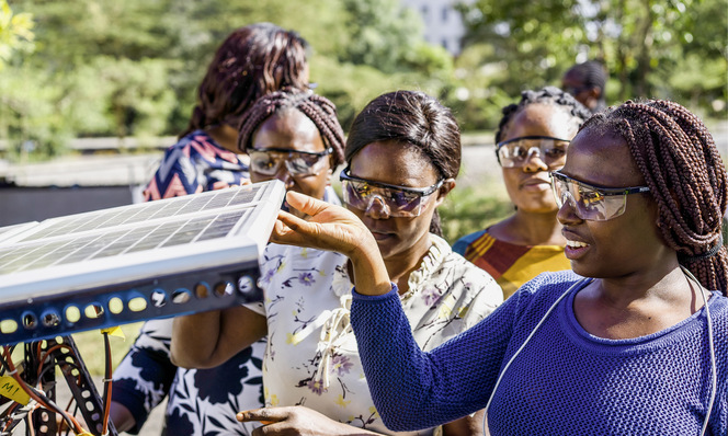 Remote Energy stellt den Studentinnen in Nairobi Ausbilderinnen an die Seite.
