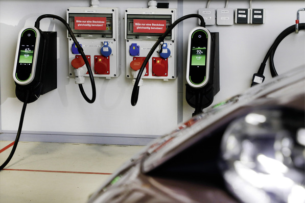 Noch gibt es nur Pilotprojekte, aber so könnten E-Autos 
als Puffer intelligent ins Stromnetz integriert werden.