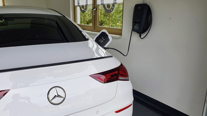 Die Wallbox in der Garage ist nur eine Voraussetzung, damit das Laden von eigenem Solarstrom gelingt.