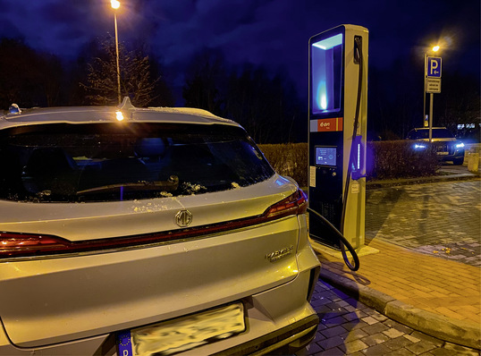 Auf Autobahnraststätten stehen jede Menge Schnellladesäulen zur Verfügung. Hier kann das Auto flott wieder für den Rest der Fahrt aufgetankt werden.