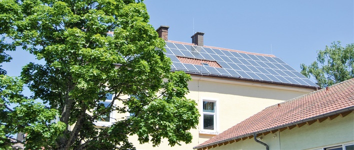 Auf dem Sitz der Ortsverwaltung von Dansenberg, einem Ortsteil von Kaiserslautern, erzeugt eine Photovoltaikanlage umweltfreundlichen Strom.
