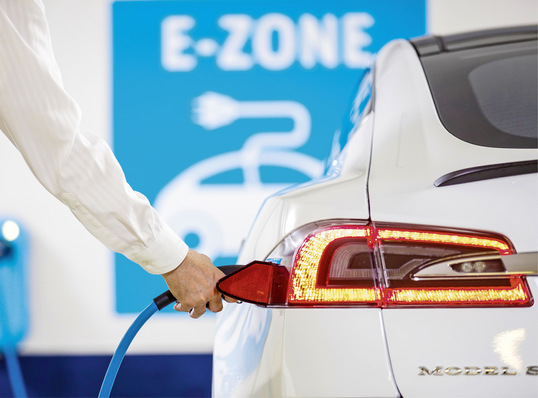 Das Laden von E-Autos ist keine Einwegtechnik aus der Steckdose 
ins Fahrzeug.