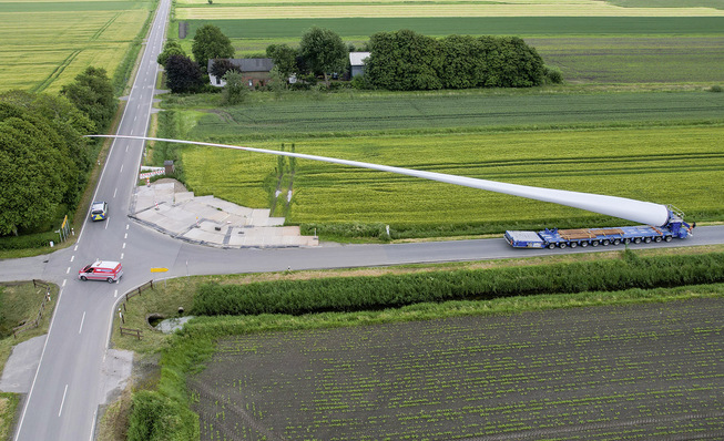 Aufwendig ist der Rotorblatttransport sowieso, hier etwa für den schleswig-holsteinischen Windpark Vettenbüttel bei Brunsbüttel.