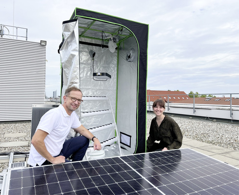 Lena Strobl (rechts) und Professor Mathias Rudolph an der Growbox, die mit Solarmodulen versorgt wird.