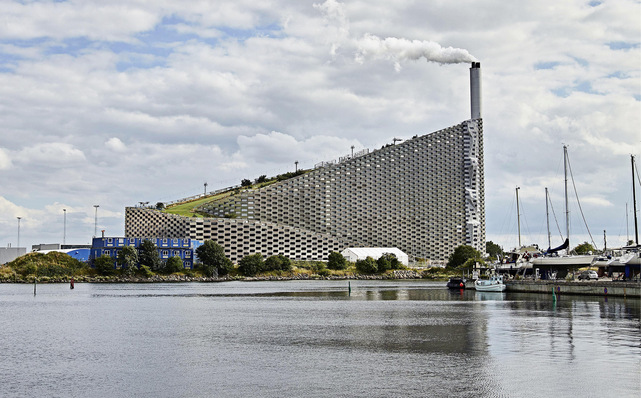 Amager Bakke, 2017 in Betrieb gegangene Müllverbrennungsanlage in Kopenhagen. Aus jährlich 400.000 Tonnen Müll erzeugt sie Fernwärme für 150.000 Haushalte sowie Strom für 62.500 Häuser.