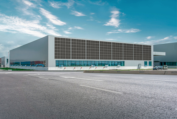 Bei der Fassadenmontage – hier auf Sandwichpaneelen von Fischer – konzentriert sich K2 Systems zunächst auf Gewerbebauten.