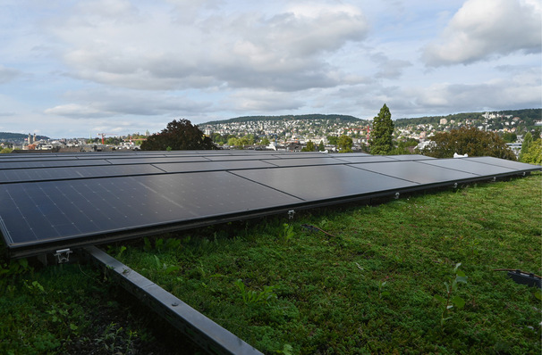 Um Städte auf den Klimawandel vorzubereiten, ist beides notwendig: Gründach und Grünstrom.