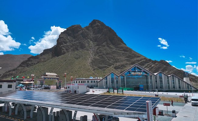 Die Station versorgt die E-Autos von Touristen am Mount Everest.