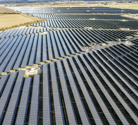 Errichtung des EnBW-Solarparks Gottesgabe in Brandenburg Ende Februar 2022.