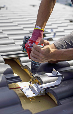 Hat der Dachhaken zunehmend ausgedient auf dem Ziegeldach? Immer mehr Anbieter nehmen auch Blechersatzziegel ins Portfolio auf.