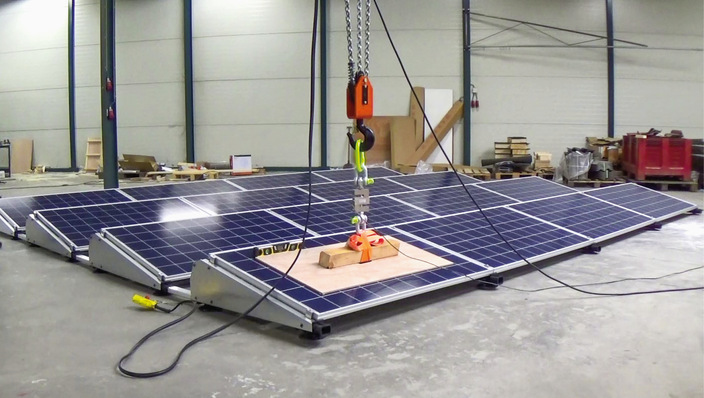 Um herauszufinden, wie sich die Module innerhalb des Systems gegenseitig halten und damit das gesamte System stabilisieren, führt Esdec eigene Zugtests durch.