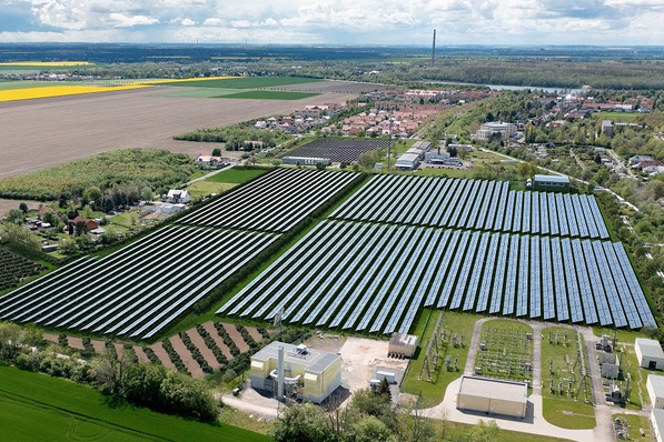 So könnte Deutschlands größte Solarthermieanlage aussehen. Sie soll ab 2026 umweltfreundliche Wärme in das Leipziger Fernwärmenetz speisen.