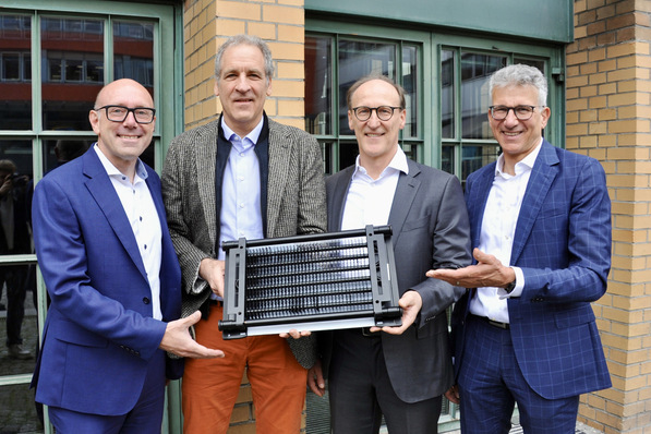 Freuen sich über den Beginn einer vielversprechenden Kooperation (von links):  Prof. Dr. Klaus-Michael Ahrend (Vorstand HEAG), Andreas Siegemund, Robert Stoffers (Geschäftsführer Consolar) und Dr. Markus Hoschek (Vorstand HEAG)