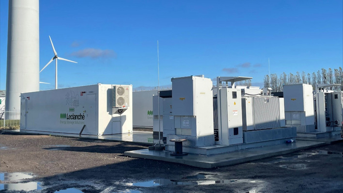 Immer mehr Windkraft- und Solaranlagen werden gleich mit einem Großspeicher kombiniert, wie hier die Anlage von Leclanché in den Niederlanden.