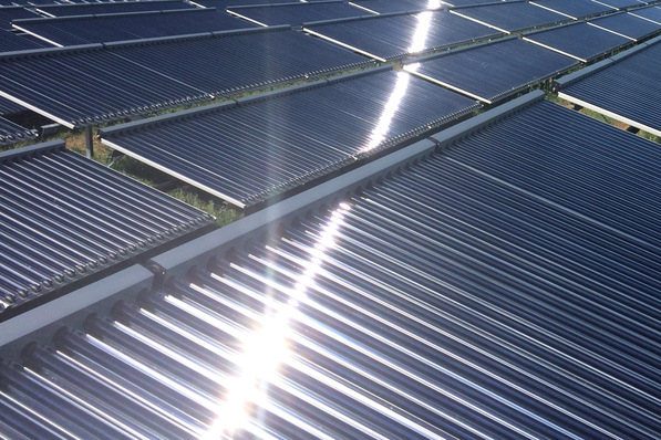 In größerem Maßstab speisen Vakuumröhrenkollektoren ihre Wärme bislang in Fernwärmenetze. Doch könnte die Solarthermie in Deutschland auch einen erklecklichen Anteil zur Prozesswärmeerzeugung in der Industrie beitragen – und das zu wirtschaftlichen Preisen.