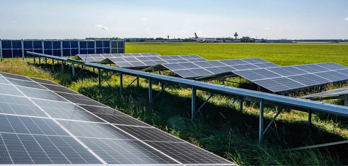 Mehrere verschiedene Solaranlagen haben die Monteure auf dem Flughafengelände in Hannover errichtet.