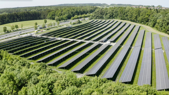 Unter bestimmten Voraussetzung können Solarparks in Bayern ohne Ausgleichsmaßnahmen errichtet werden.