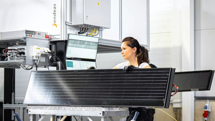 Die neuen Solarelemente werden in die Dachhaut integriert.