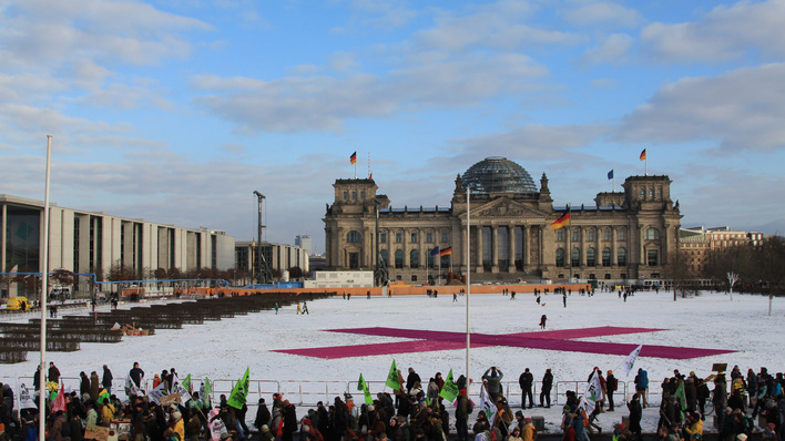 Großflächiges Rosa Kreuz als Symbol gegen Tierleid und konventionelle Massentierhaltung vor dem Bundestag auf der „Wir haben es satt"- Demonstration am 20.01.24